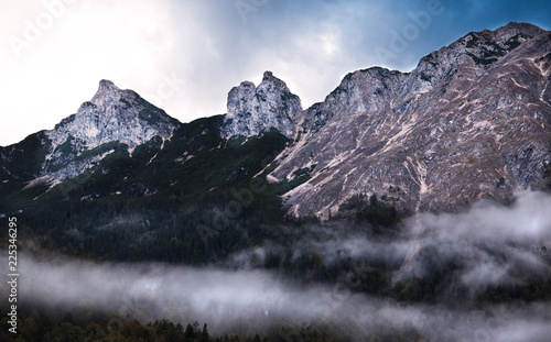 Bergmassiv mit Nebelschleiern