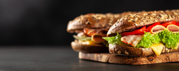 Sierkussen Snackbar Klassieke BLT sandwich met spek  © George Dolgikh