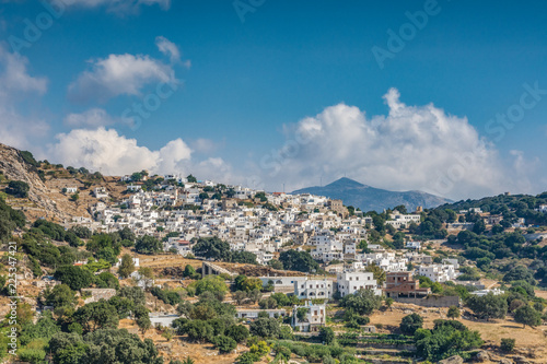 Il villaggio montano di Apeiranthos a Naxos, arcipelago delle isole Cicladi GR © Davide D. Phstock