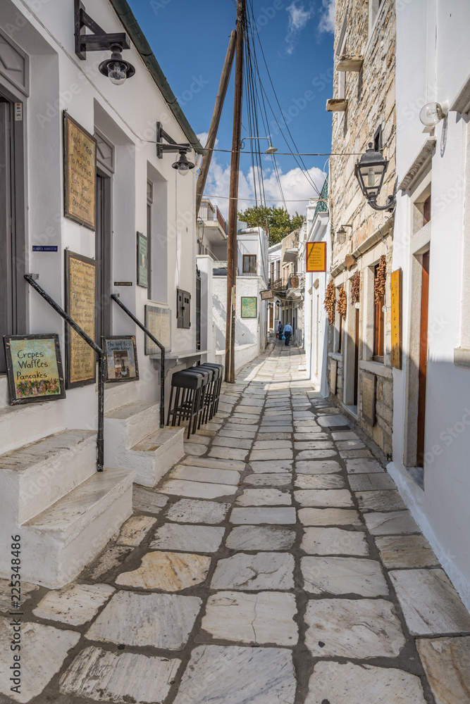 Un vicolo caratteristico nel villaggio montano di Apeiranthos, isola di Naxos GR	