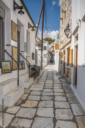Un vicolo caratteristico nel villaggio montano di Apeiranthos  isola di Naxos GR 