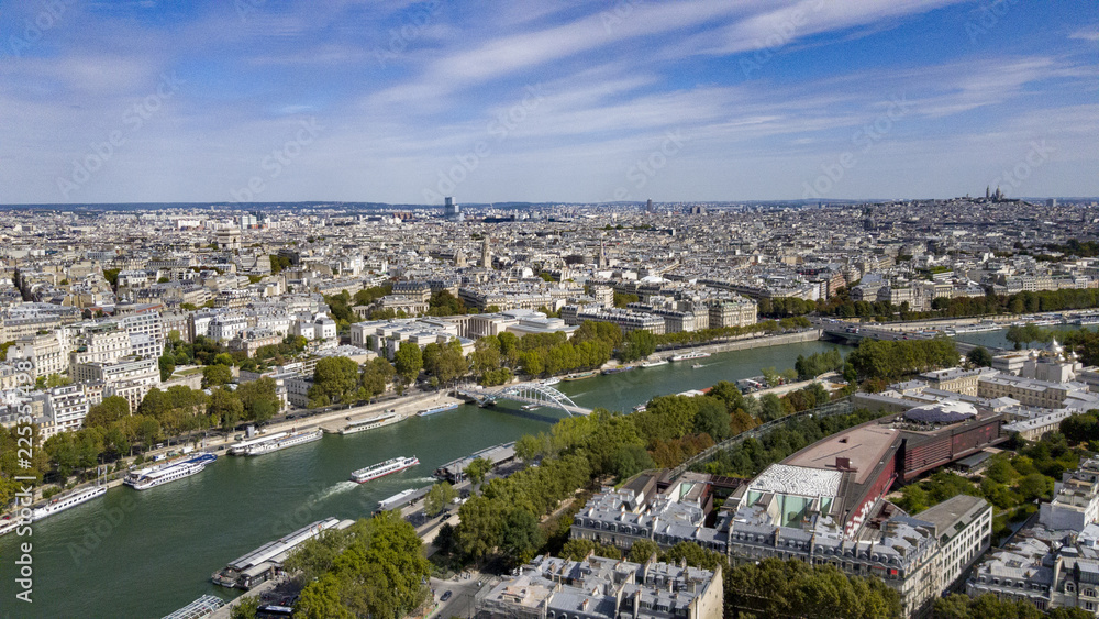 Toits de Paris et la Seine vus depuis la Tour-Eiffel