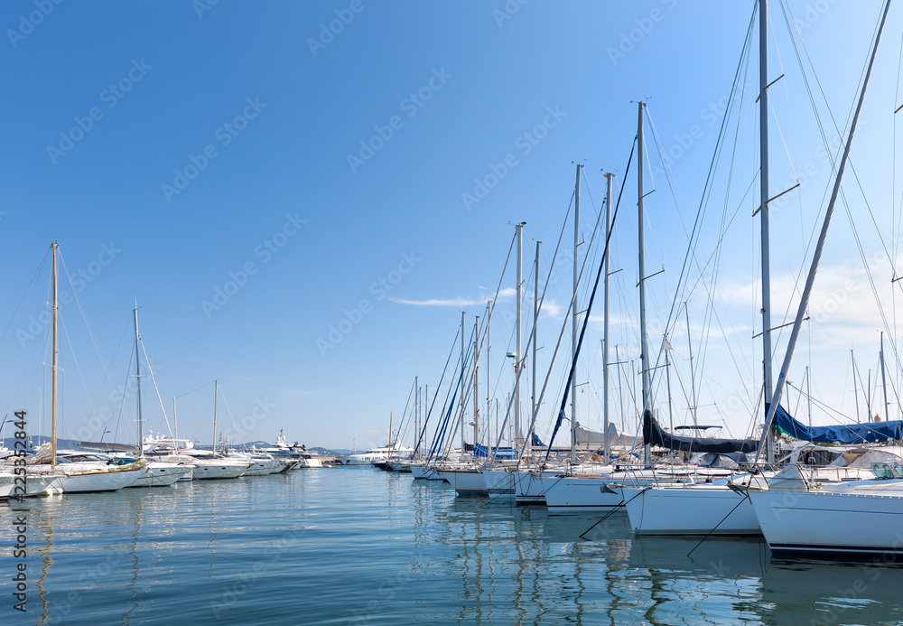 Obraz premium A sunny day in the harbour with yachts and sailing boats