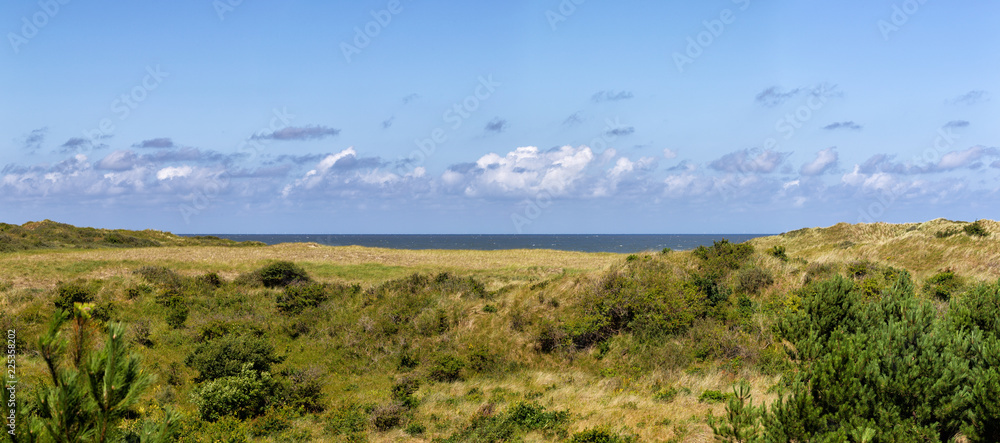 Panoramablick aus den Dünen auf die Nordsee auf der ostfriesischen Nordseeinsel Juist in Deutschland, Europa.