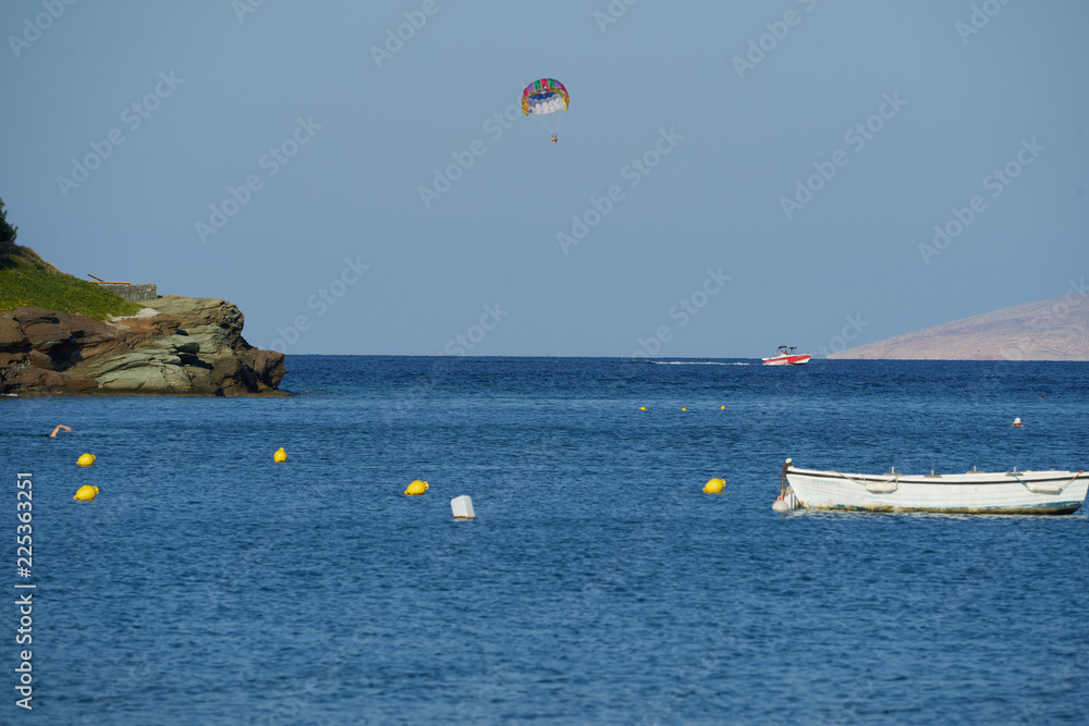 Gleitschirmfliegen an der Nordküste des Fischerdorfes Agia Pelagia der Insel Kreta Gleitschirmfliegen an der Nordküste des Fischerdorfes Agia Pelagia der Insel Kreta