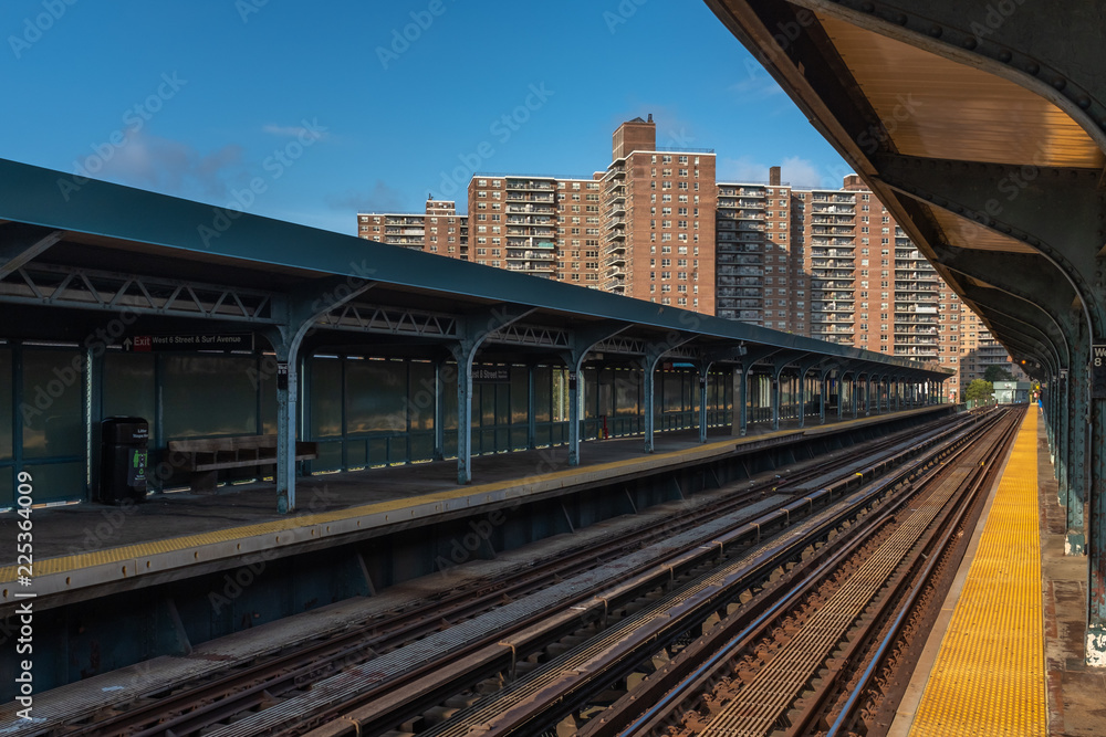 Naklejka premium Empty Metro Station in Brooklyn, New York