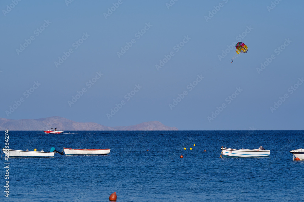 Gleitschirmfliegen an der Nordküste des Fischerdorfes Agia Pelagia der Insel Kreta