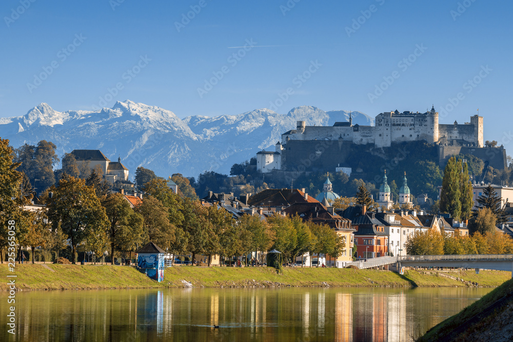 Obraz premium Salzburger Festung mit barocker Altstadt und Alpen im Hintergrund, Österreich