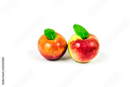 Jabłko na białym tle z zielonym listkiem