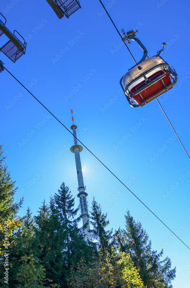 Seilbahn und Ochsenkopf im Fichtelgebirge im Sommer Seilbahn und Ochsenkopf im Fichtelgebirge im Sommer