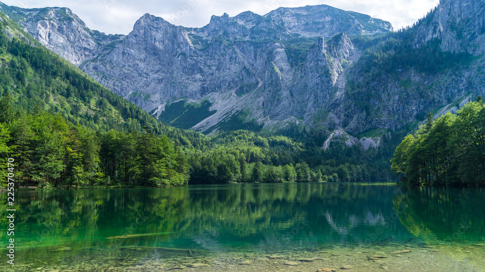 Bergsee in Österreich mit Spiegelung