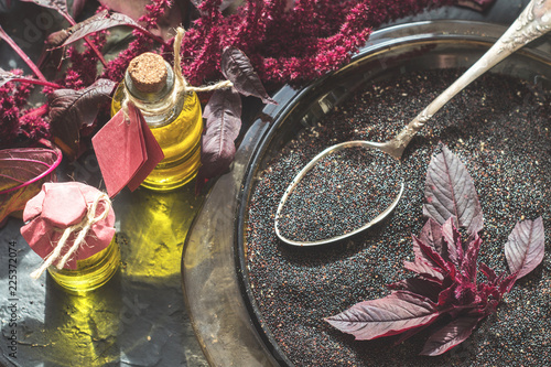 Foto Bottles with amaranth oil, plants and amaranth seeds