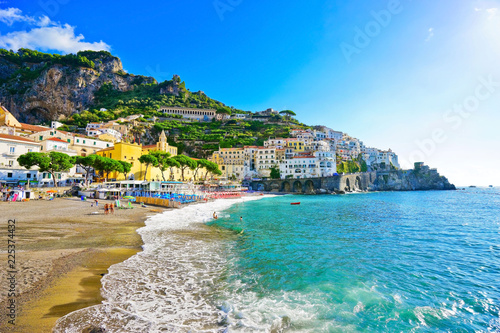 Foto View of Amalfi village along Amalfi Coast in Italy in summer.