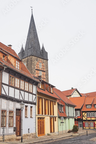 Straße mit Fachwerkhäusern und Schreckensturm in der Altstadt von Quedlinburg