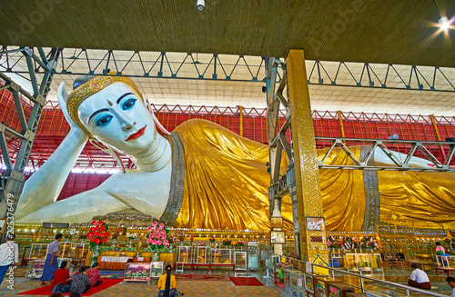 Giant Reclining Buddha, Chaukhtatgyi Temple, Yangon, Myanmar Fototapeta
