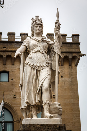 Freiheitsstatue (Statua della Libertà) am Platz Palazzo Pubblico in San Marino