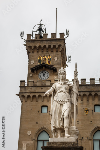 Freiheitsstatue (Statua della Libertà) und Rathaus am Platz Palazzo Pubblico in San Marino