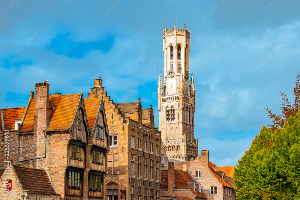 Fototapeta premium Brugia, Belgia. Zabytkowe domy i wieża dzwonnicy.