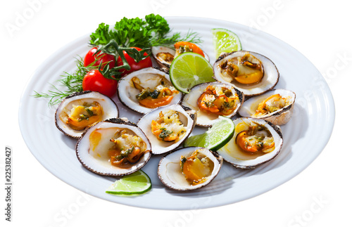 Baked clams with sauce and lime