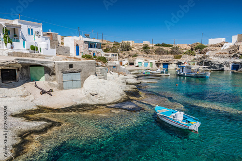 Il pittoresco villaggio di Goupa a Kimolos, arcipelago delle isole Cicladi GR photo