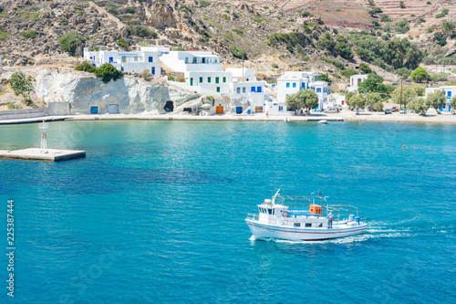 Barca da pesca nelle limpide acque della spiaggia di Psathi, isola di Kimolos GR