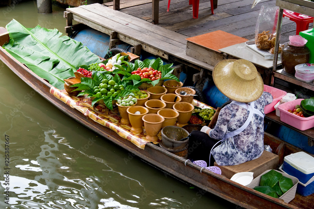Obraz premium Traditional merchant in Taling Chan floating market, Thailand