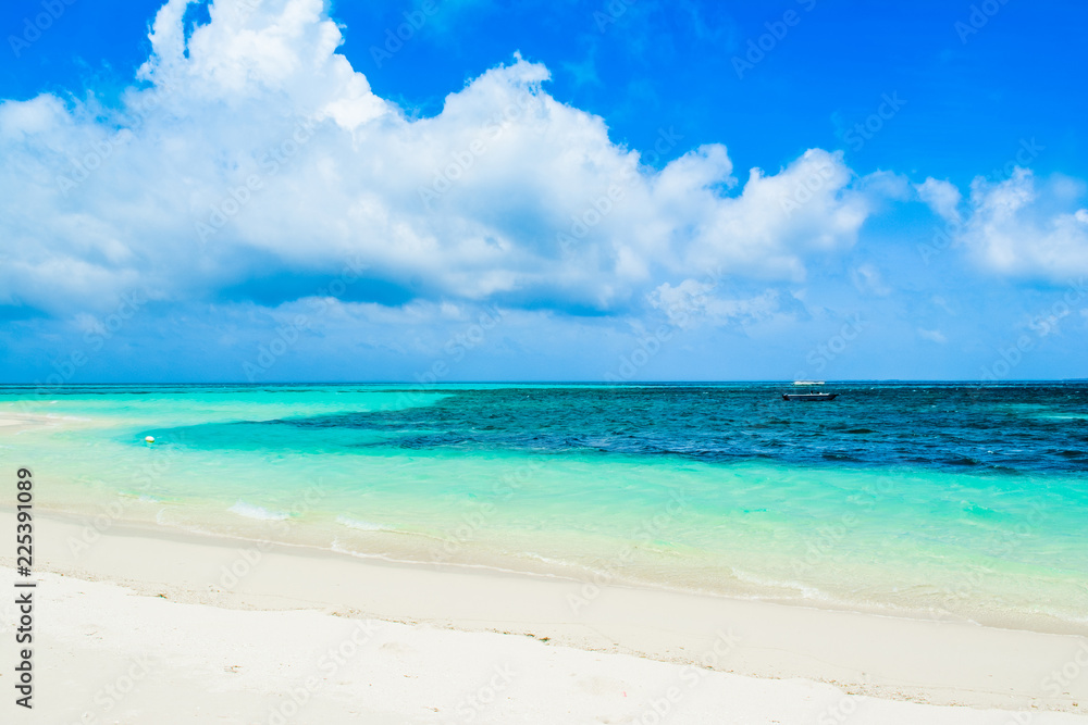 Fototapeta premium Beautiful landscape of clear turquoise Indian ocean, Maldives islands