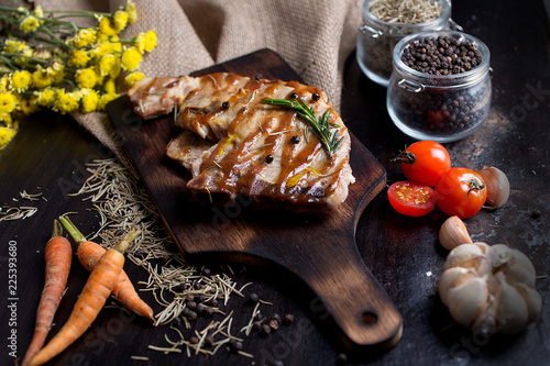Foto Delicious beef or pock steaks on wooden table
