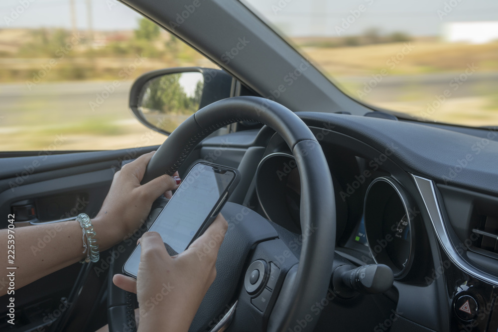 texting wtih mobile phone while driving