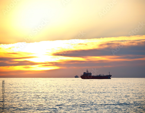Silhouette of a cargo ship © Antonio Gravante
