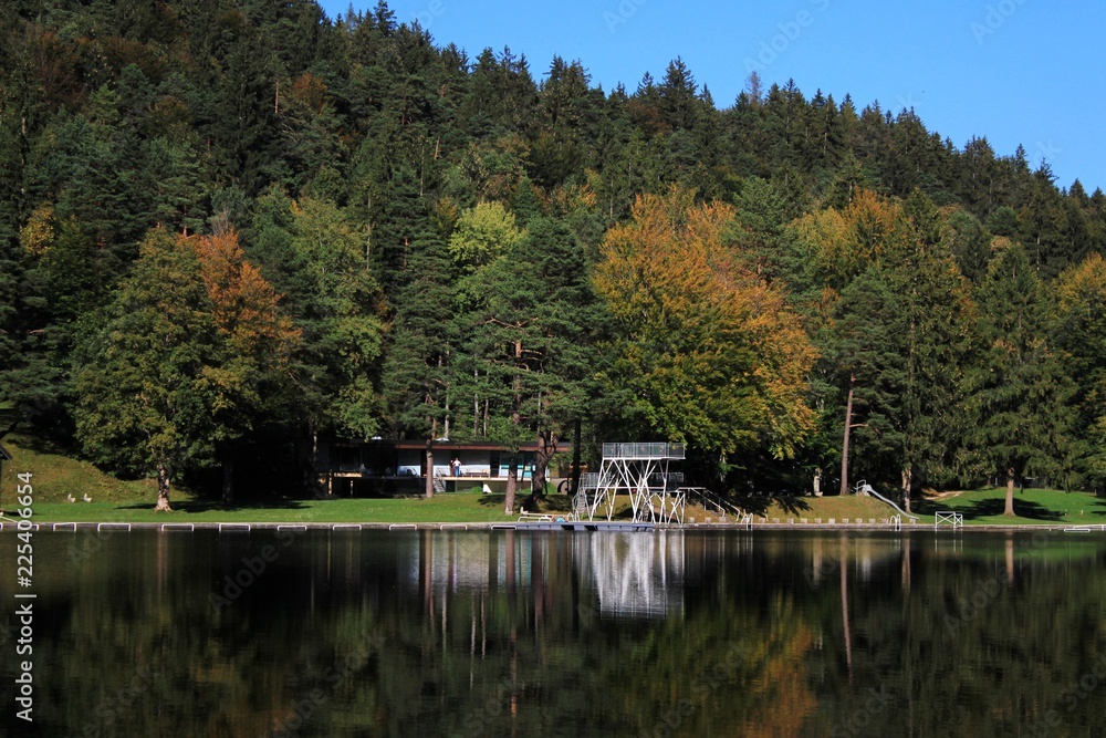 Naturbad mit Sprungturm im Herbst, Bad Faulenbach, Allgäu