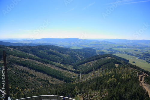 Widok gór i przełęczy z tarasu widokowego, dolni morava, ścieżka w obłokach w Czechosłowacj.