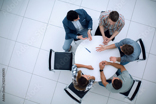 Foto top view.Manager and creative team sitting at the round table