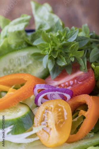 Nahaufnahme von einem frischen Salat mit Basilikum