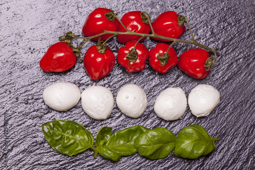 Zutaten von Insalada Caprese auf schwarzem Schiefer photo