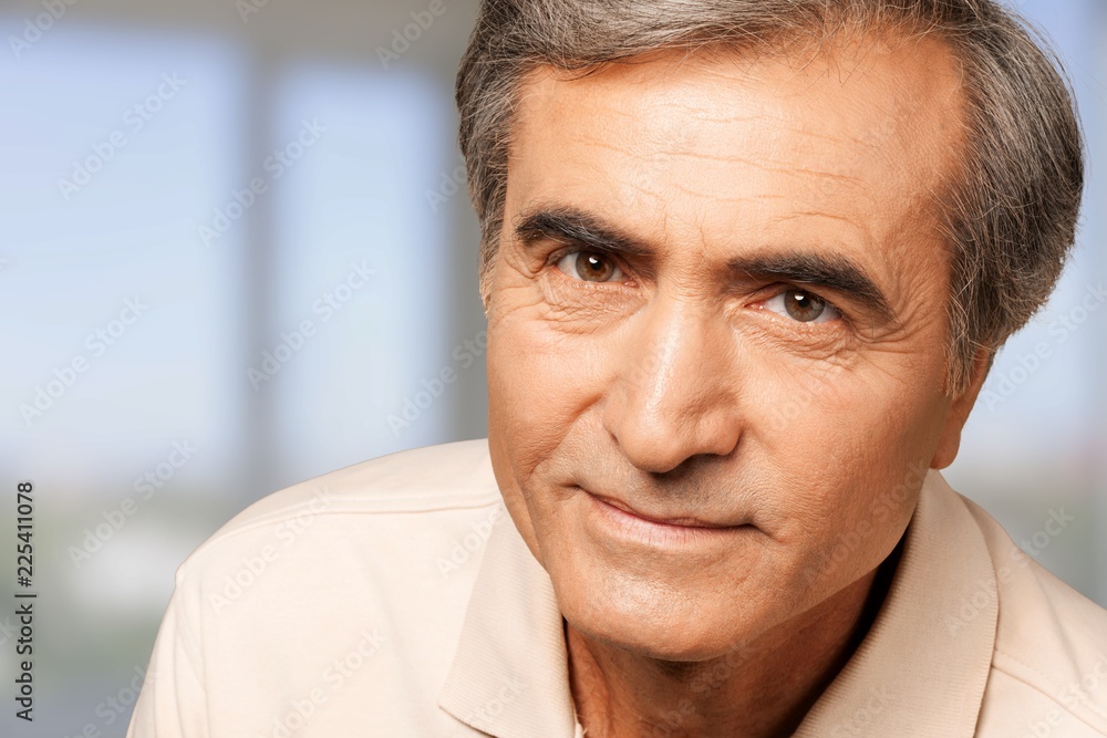 Obraz premium Handsome senior man standing