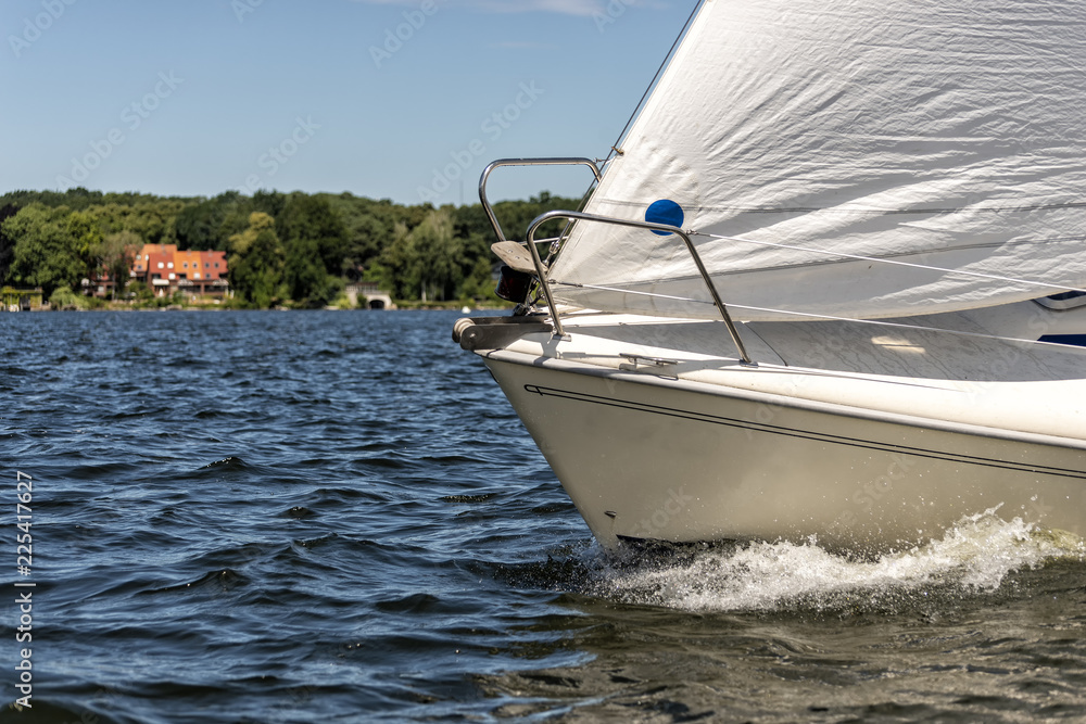 Naklejka premium klassische Segelyacht bei einer Regatta