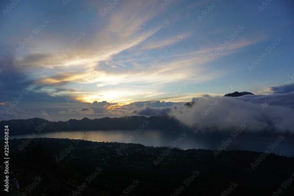 Obraz premium Piękny wschód słońca z góry Mount Batur - Bali, Indonezja