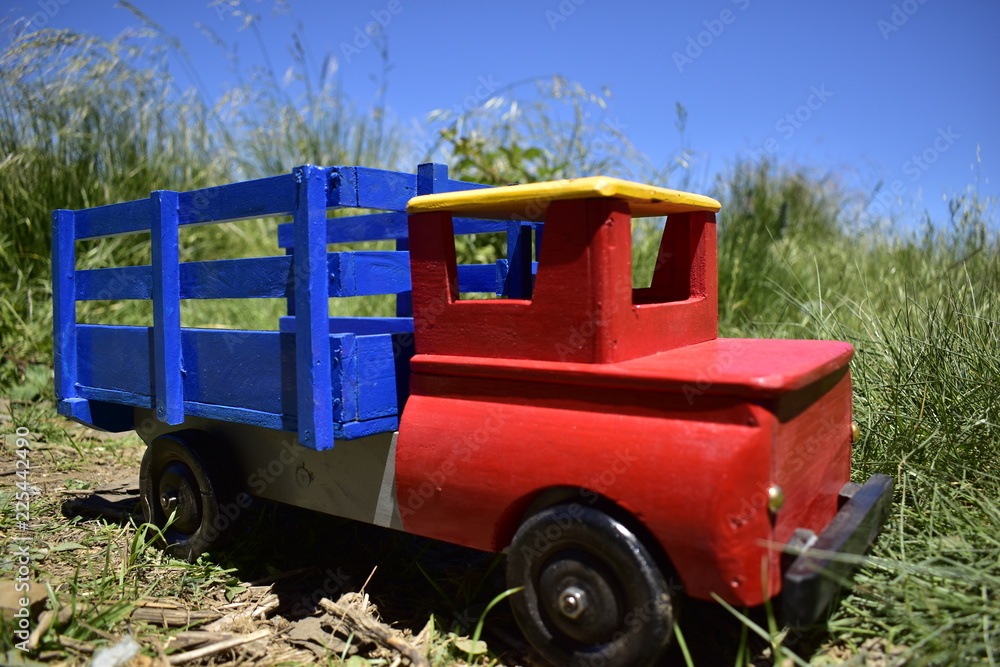 Camión juguete artesanal de madera 