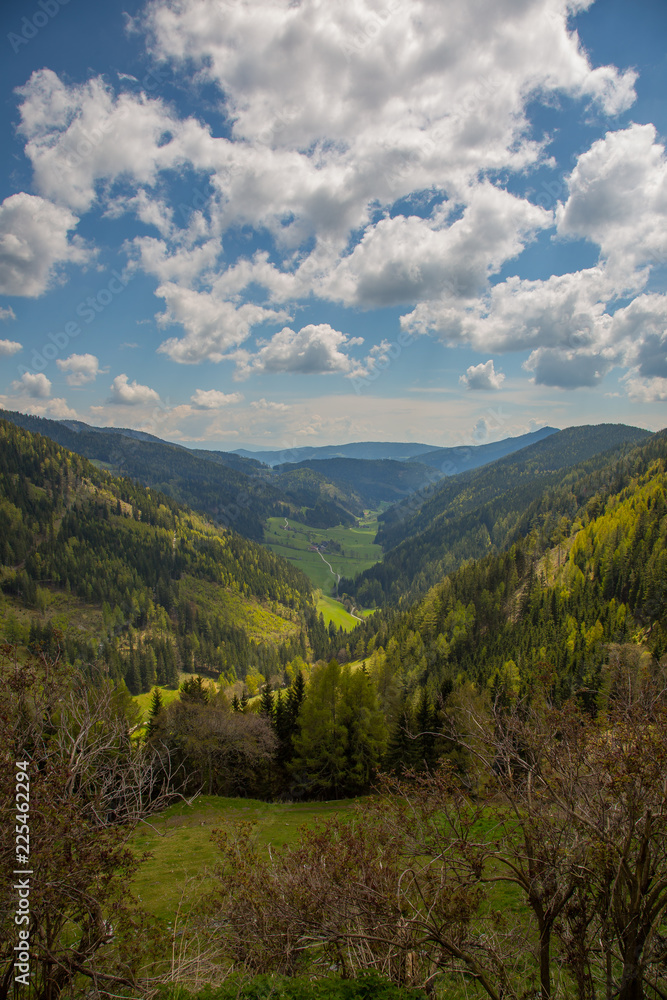 Naklejka premium berg und tal schönes Wetter