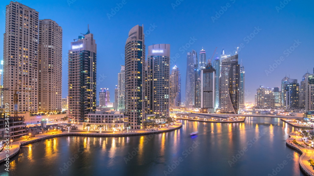 Fototapeta premium Piękny widok z góry z lotu ptaka z dnia na noc przejście timelapse z kanału Dubai Marina