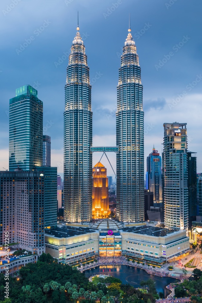 Fototapeta premium Twilight over Kuala Lumpur skyline