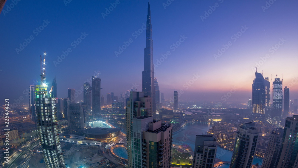 Obraz premium Foggy morning in downtown of Dubai night to day timelapse.