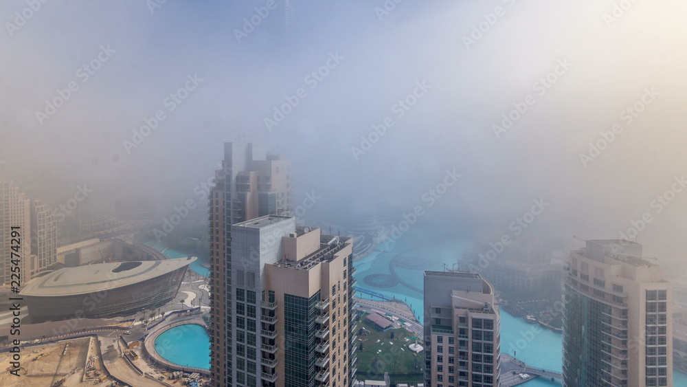 Obraz premium Foggy morning in downtown of Dubai timelapse.