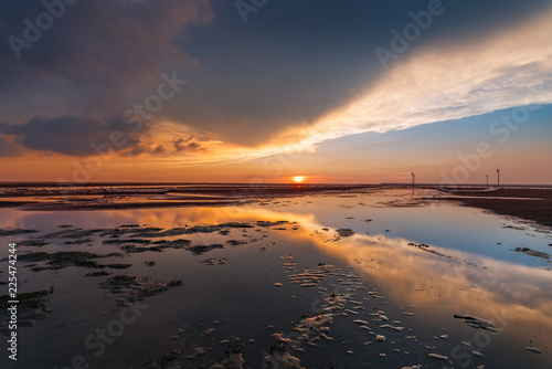 Canvastavla Low tide sunset with reflection in water in Taiwan