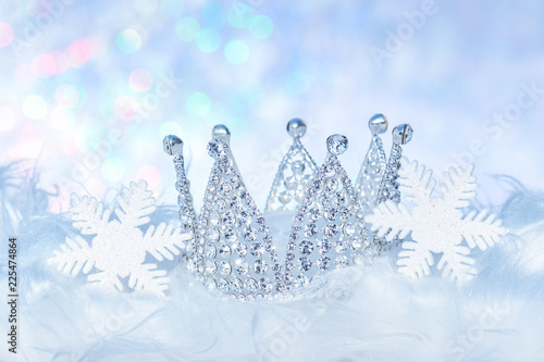 Winterlicher Hintergrund mit Krone und Schneekristallen Weihnachtsdekoration photo