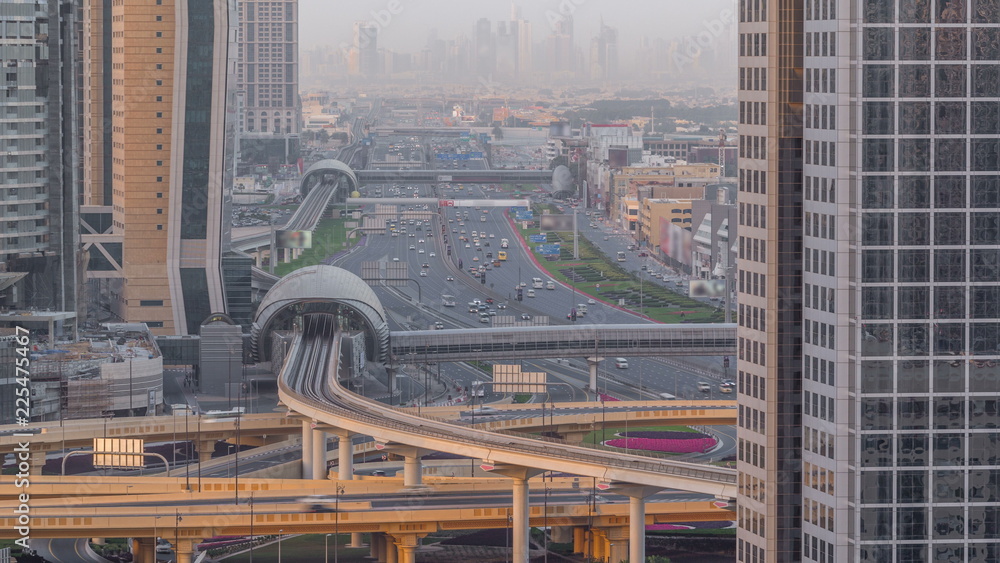 Obraz premium Dubai downtown skyline night to day timelapse and Sheikh Zayed road traffic, UAE