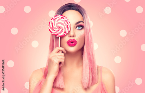Photographie Beauty sexy model woman with trendy pink hairstyle and beautiful makeup holding