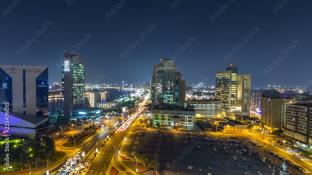 Obraz premium Dubai creek landscape night timelapse with boats and ship near waterfront