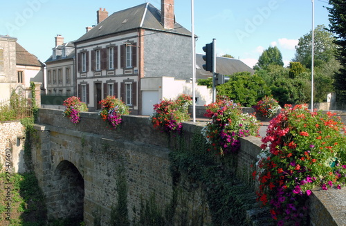 Ville de Verneuil-sur-Avre, pont fleuri en centre ville, département de l'Eure, France photo